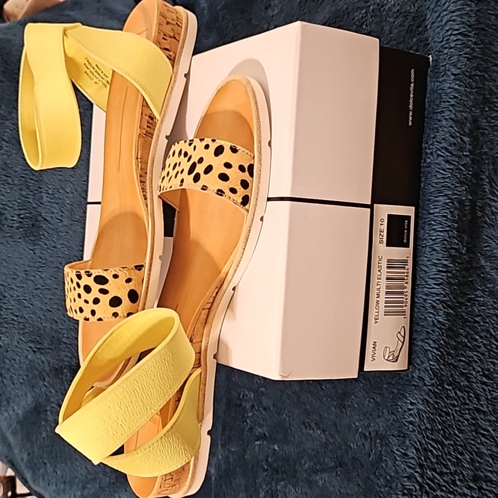 Flat Sandal with elastic strap around ankle